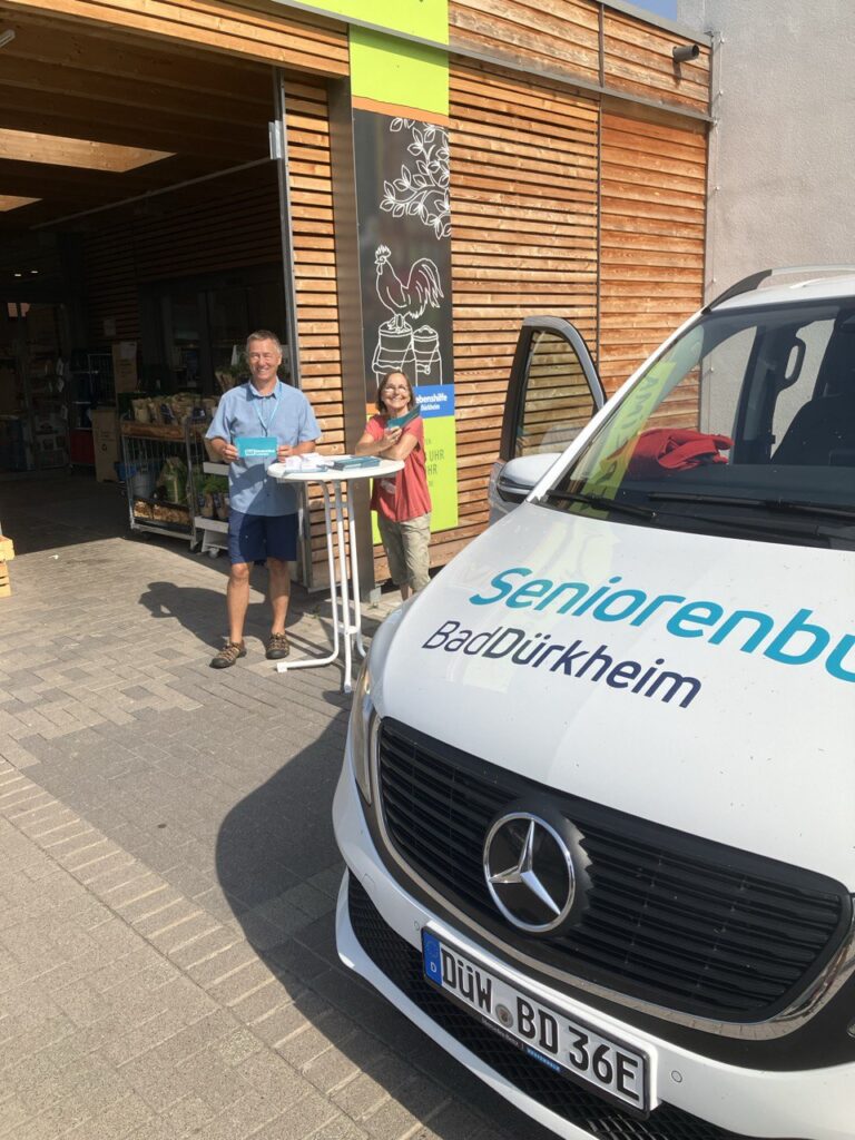 Informieren und Probesitzen – Vorstellung Seniorenbus bei LEPRIMA – dem Bio-Supermarkt der Lebenshilfe